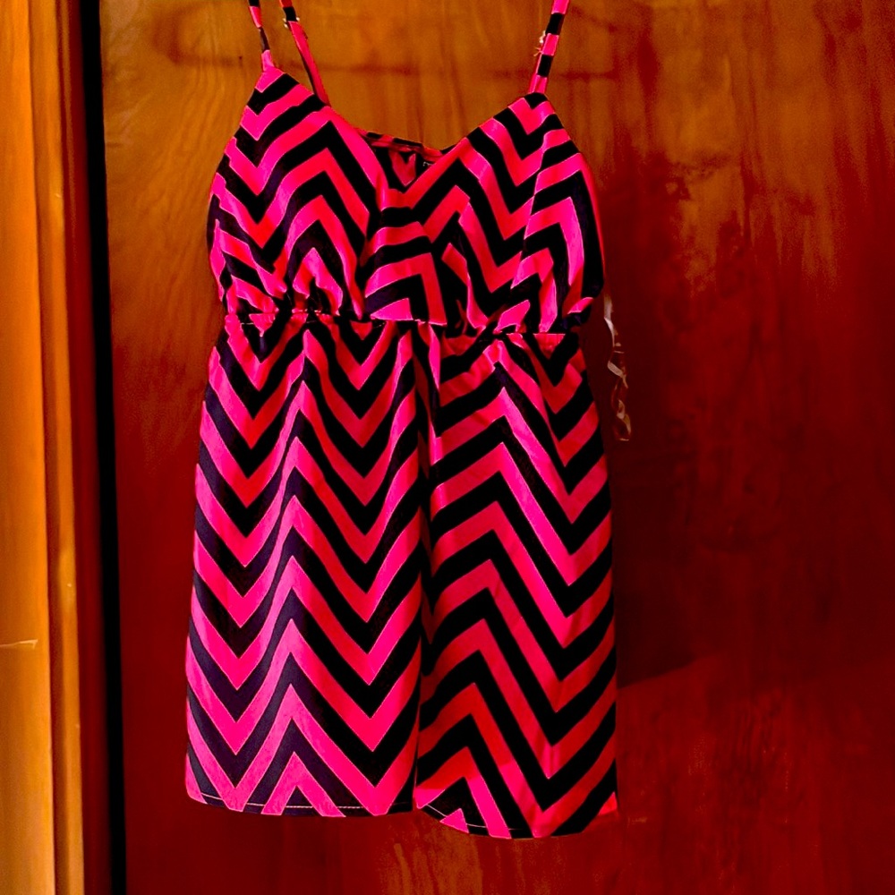 Rue 21, medium tank. Pink & navy chevron